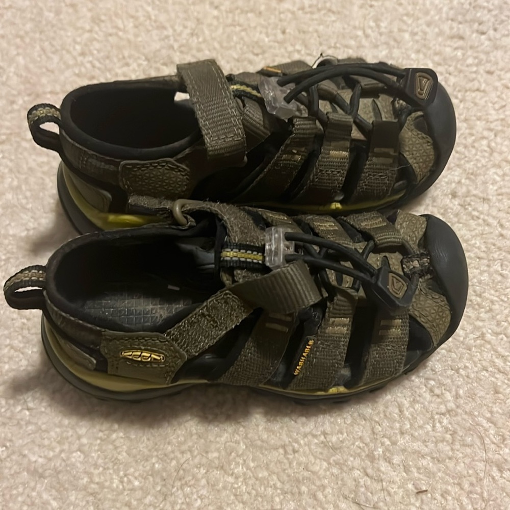 Gray/army green keen sandals